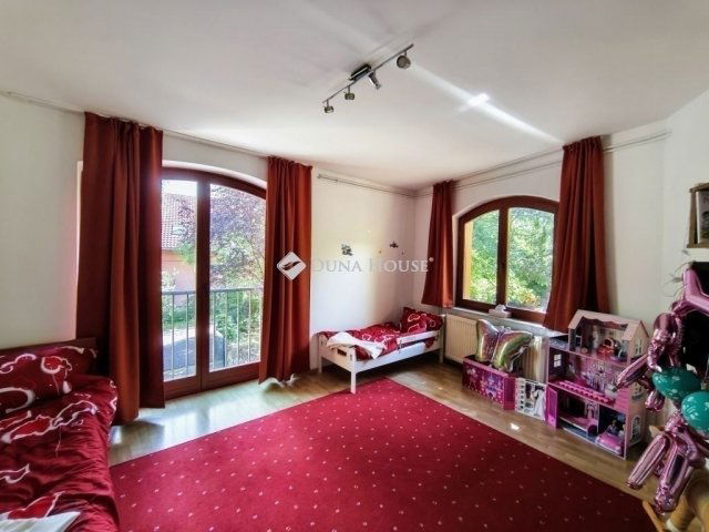 Eladó családi ház, Pécsett 120 M Ft, 6 szobás