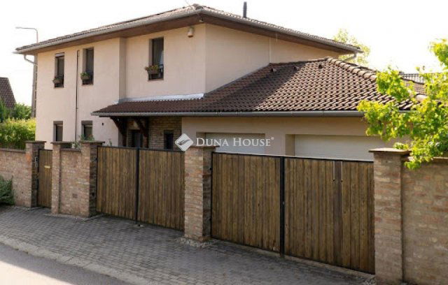 Eladó családi ház, Pécsett 200 M Ft, 5 szobás