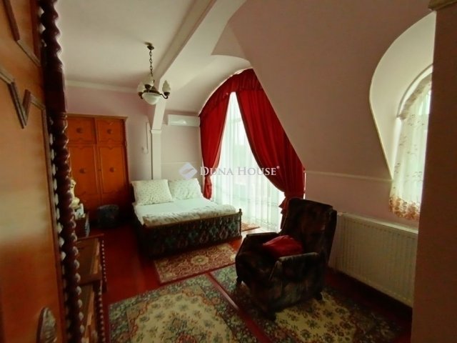 Eladó családi ház, Szegeden 92 M Ft, 5 szobás