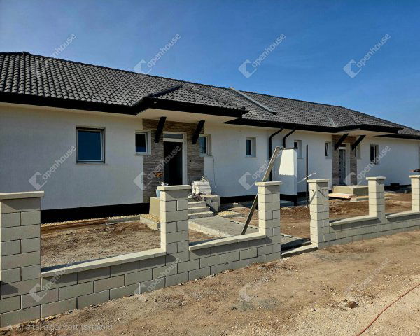 Eladó ikerház, Velencén 114.9 M Ft, 4 szobás