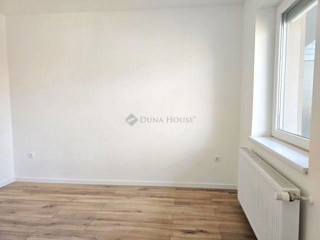 Eladó téglalakás, Pécsett 67.9 M Ft, 3 szobás