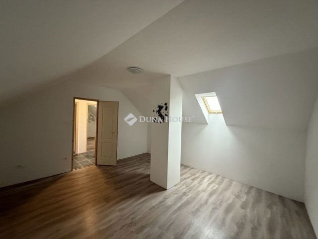 Eladó családi ház, Áporkán 58.5 M Ft, 8 szobás