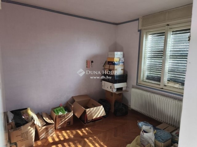 Eladó családi ház, Pécsett 84.9 M Ft, 5 szobás