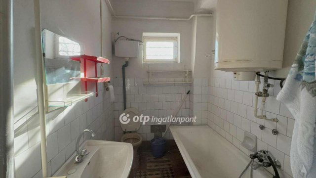 Eladó családi ház, Pápán 27 M Ft, 3 szobás