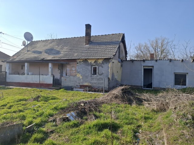 Eladó családi ház, Törtelen 5.9 M Ft, 2 szobás