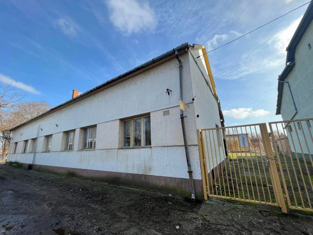 Eladó iroda, Földeákon, Szent László téren 51 M Ft
