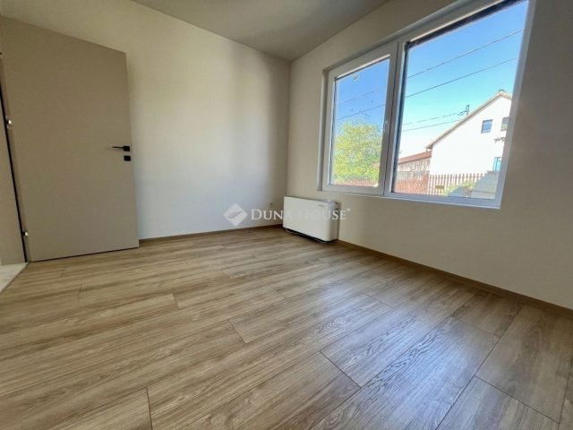 Eladó családi ház, Pécsett 139 M Ft, 4 szobás