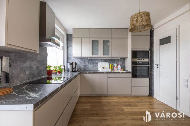 Eladó családi ház, Szegeden 150 M Ft, 7 szobás