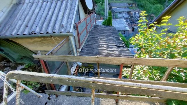 Eladó családi ház, Pécsett 30 M Ft, 1+3 szobás