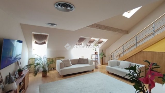 Eladó téglalakás, Mohácson 78.499 M Ft, 5 szobás