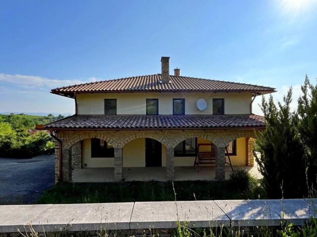 Eladó családi ház, Egerben 159.9 M Ft, 6 szobás
