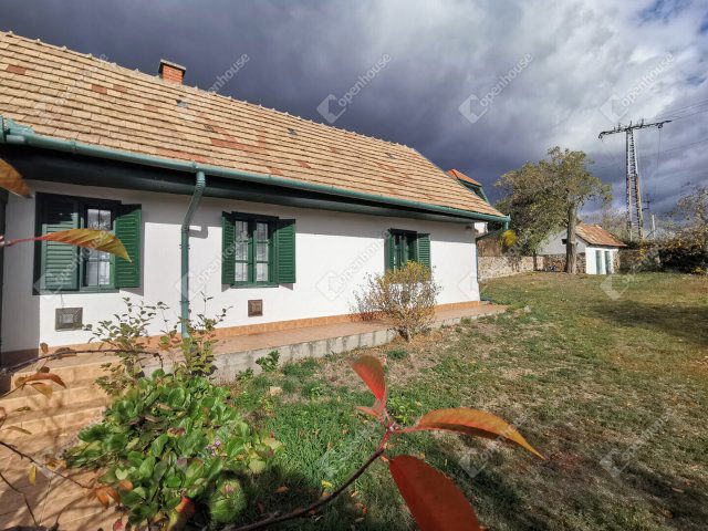 Eladó családi ház, Sukorón 82 M Ft, 4 szobás