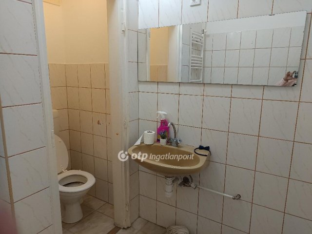 Eladó családi ház, Békésen 28.5 M Ft, 3 szobás