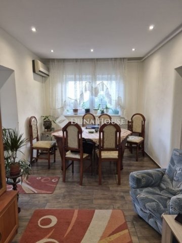 Eladó családi ház, Pécsett 79.9 M Ft, 6 szobás