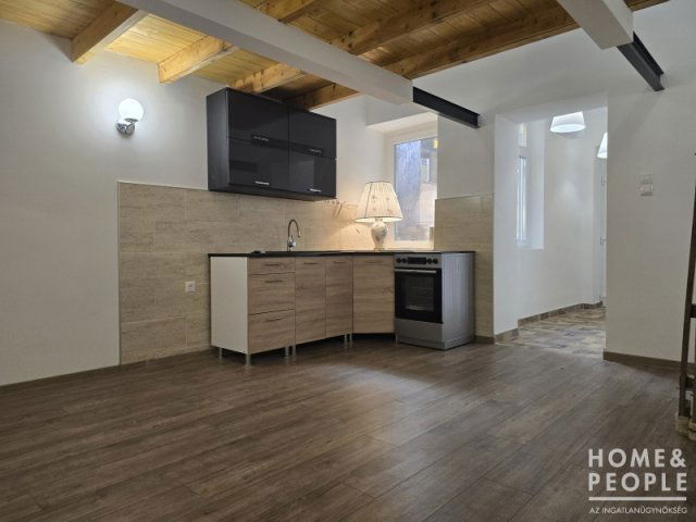 Eladó téglalakás, Szegeden 45.999 M Ft, 1+1 szobás