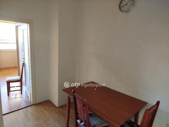 Eladó téglalakás, Pápán 26.6 M Ft, 1+1 szobás