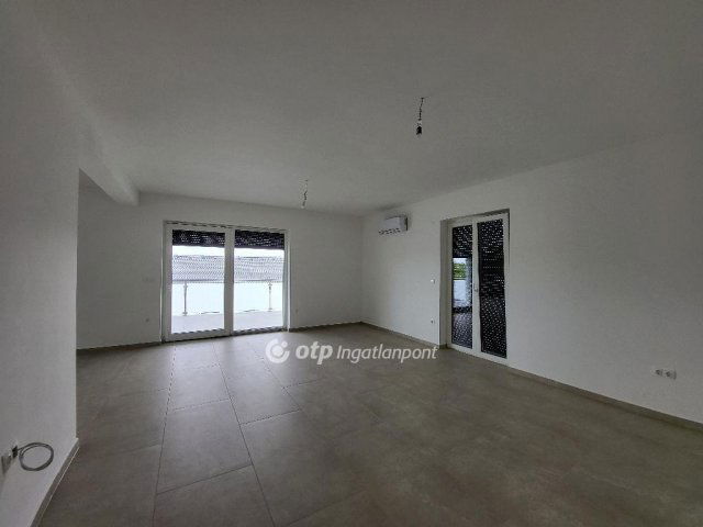 Eladó téglalakás, Siófokon 104.9 M Ft, 3 szobás