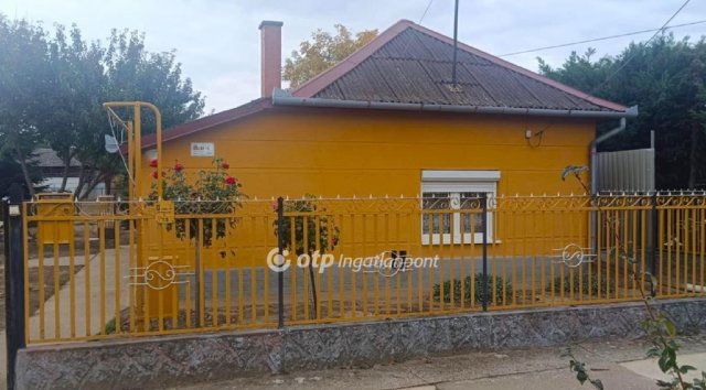 Eladó családi ház, Cibakházán 11 M Ft, 2 szobás