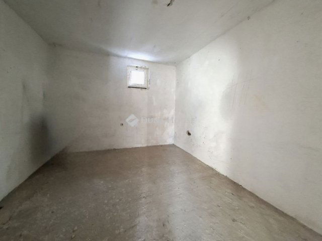 Eladó családi ház, Tóalmáson 60 M Ft, 12 szobás