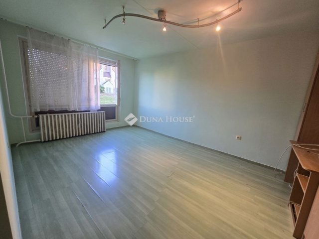 Eladó panellakás, Pécsett 34.9 M Ft, 2 szobás