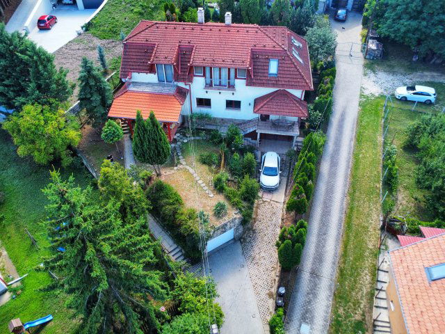 Eladó családi ház, Csobánkán 180 M Ft, 8 szobás