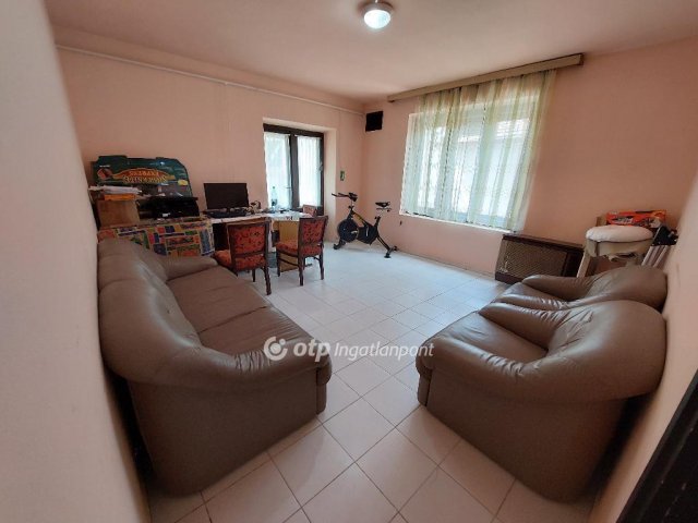 Eladó családi ház, Szentesen 59 M Ft, 7 szobás