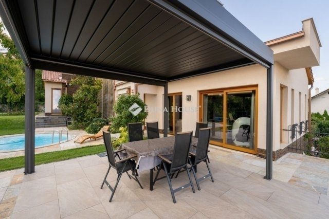 Eladó családi ház, Pécsett 460 M Ft, 8 szobás