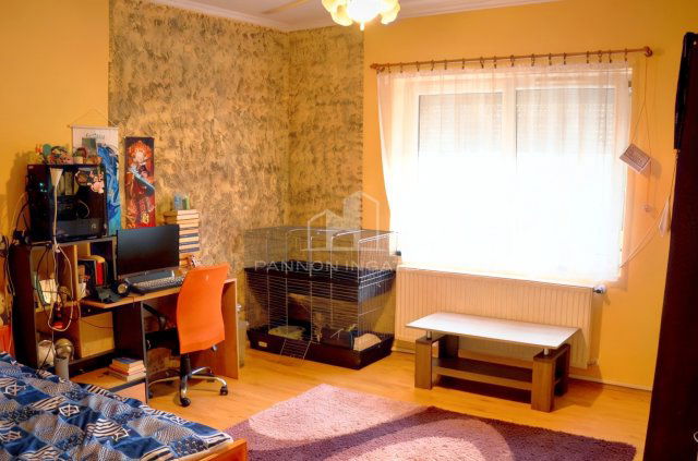 Eladó családi ház, Veszprémben 99 M Ft, 5 szobás