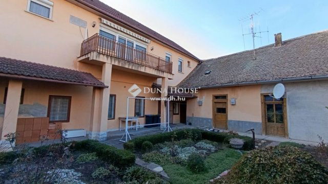 Eladó téglalakás, Mohácson 68.9 M Ft, 4 szobás