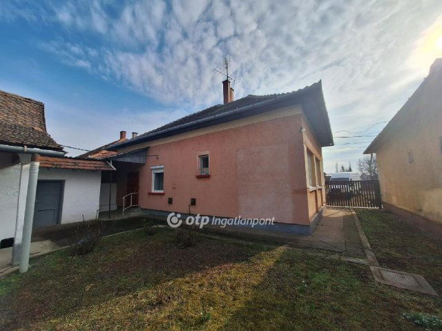 Eladó családi ház, Karcagon 23.9 M Ft, 2 szobás
