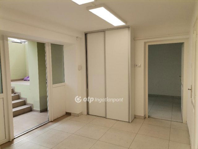 Kiadó ipari ingatlan, Békéscsabán 250 E Ft / hó
