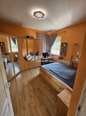 Eladó családi ház, Pécsett 114.9 M Ft, 5 szobás