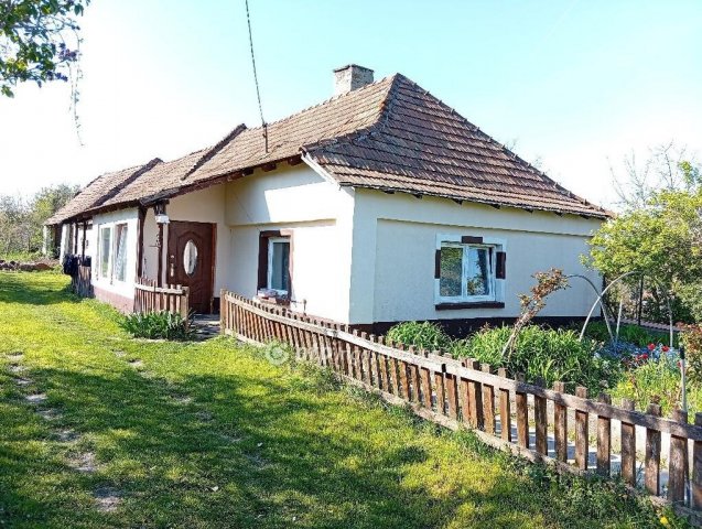 Eladó családi ház, Ajkán 22.5 M Ft, 3 szobás