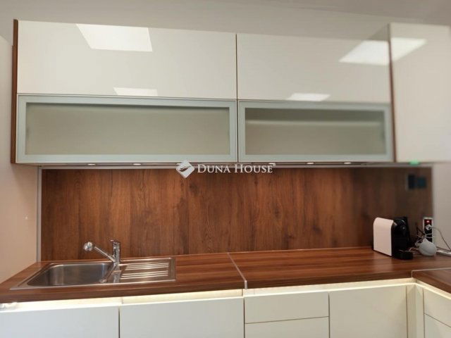 Eladó téglalakás, Komlón 33.9 M Ft, 3 szobás