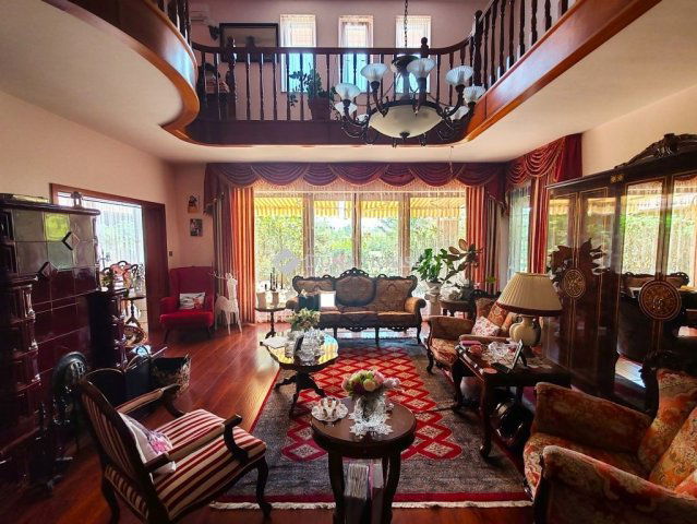 Eladó családi ház, Békéscsabán 220 M Ft, 9 szobás