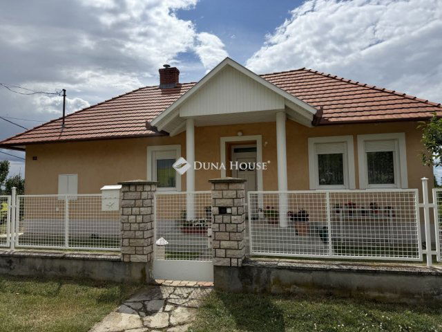 Eladó családi ház, Pécsett, Laufer dűlőn 115 M Ft, 4 szobás