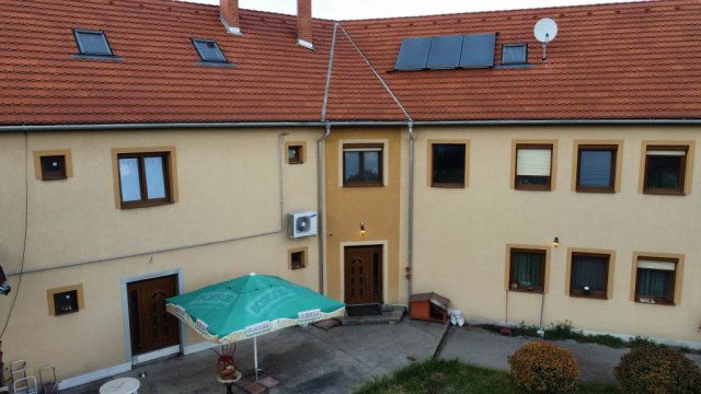 Eladó családi ház, Szegeden 299 M Ft, 8 szobás