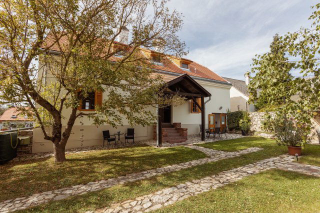 Eladó hotel, Köveskálon 349.9 M Ft, 7 szobás