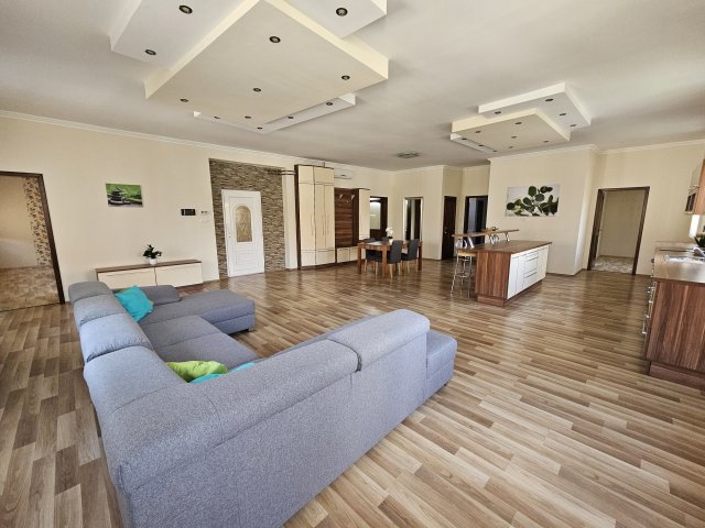 Eladó téglalakás, Pápán 72.9 M Ft, 3+1 szobás