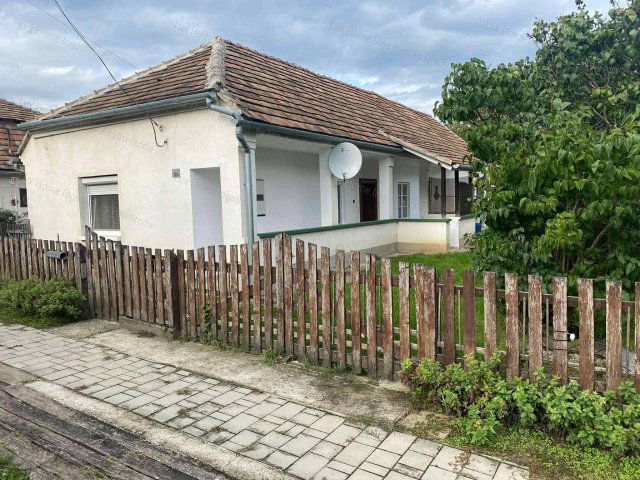Eladó családi ház, Súron 19 M Ft, 2+1 szobás
