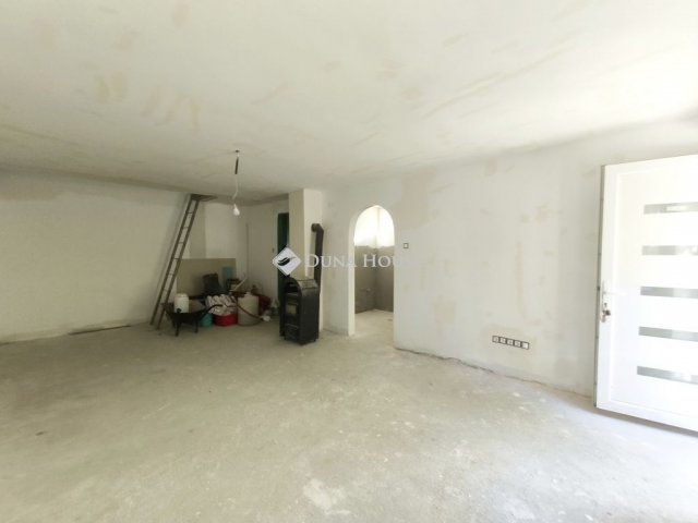 Eladó nyaraló, Tasson 33 M Ft, 3 szobás / költözzbe.hu