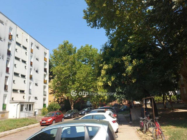 Eladó panellakás, Pécsett 39.7 M Ft, 2 szobás