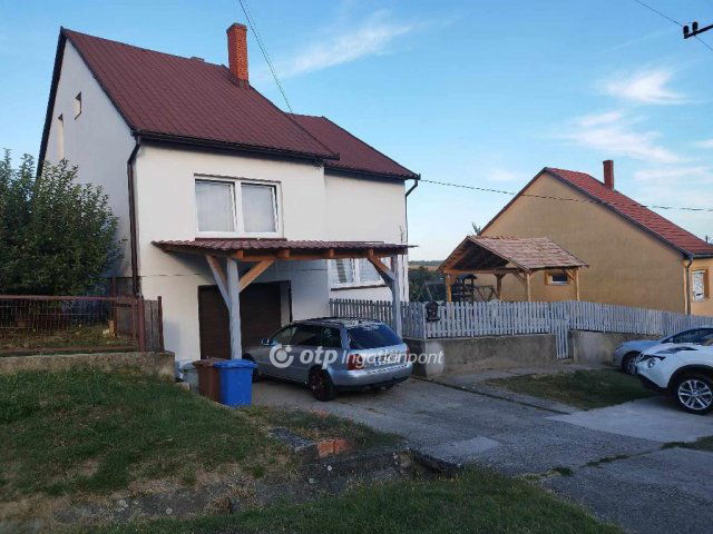 Eladó családi ház, Hőgyészen 31.9 M Ft, 4 szobás