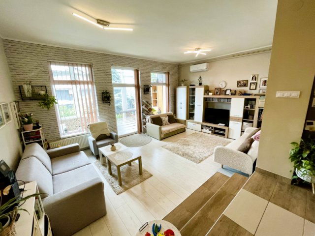 Eladó téglalakás, Pécsett 89.9 M Ft, 4 szobás