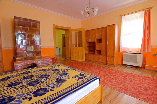 Eladó családi ház, Békésen 33 M Ft, 2 szobás