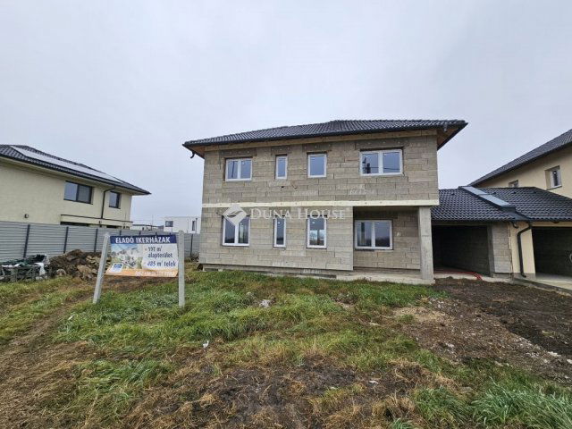 Eladó ikerház, Debrecenben 99 M Ft, 7 szobás