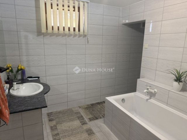 Eladó családi ház, Pécsett 125 M Ft, 5 szobás