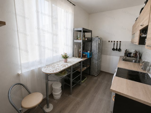 Eladó panellakás, Oroszlányban 29.99 M Ft, 2+1 szobás