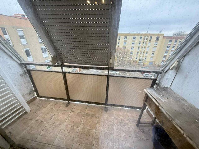 Eladó panellakás, Pécsett 39.99 M Ft, 2+1 szobás