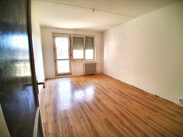 Eladó panellakás, Mosonmagyaróváron 50 M Ft, 3 szobás